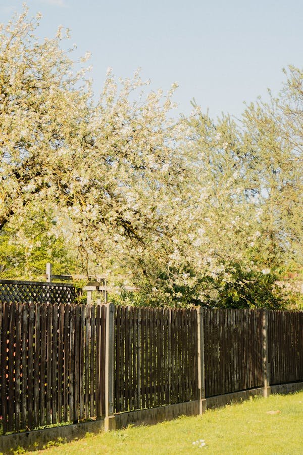 Prix clôture rigide en composite : ce qu'il faut savoir